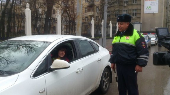 Ростовские автоинспекторы вместо штрафов раздали дамам за рулем цветочно-фруктовые букеты  4
