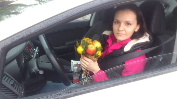 Ростовские автоинспекторы вместо штрафов раздали дамам за рулем цветочно-фруктовые букеты  1